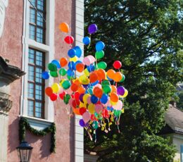 Luftballons zur Hochzeit steigen lassen
